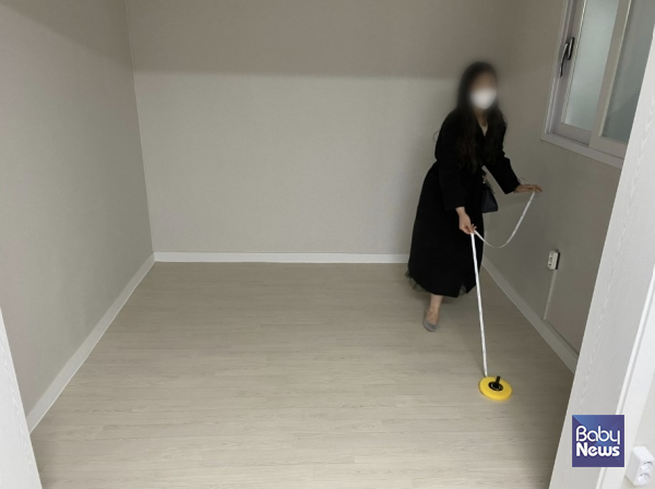 염복영 자립준비청년이 새로운 보금자리를 찾기 위해 주거지를 살펴보는 모습. ⓒ초록우산어린이재단