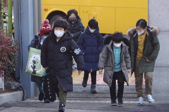 서울 광진구 광장초등학교에서 마스크를 착용한 학생들이 등교하고 있다.사진은 기사 내용과 직접 관련이 없음(사진=뉴시스)