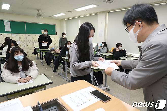 고3 수험생들에게 2023학년도 대학수학능력시험 성적표를 배부하고 있다. /뉴스1 ⓒ News1 공정식 기자