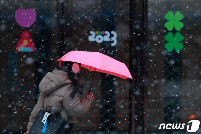 중부지방을 중심으로 많은 눈이 내리던 지난 1월26일 오전 서울 마포구 신촌로에서 한 시민이 출근길을 서두르고 있다. 2023.1.26/뉴스1 ⓒ News1 안은나 기자