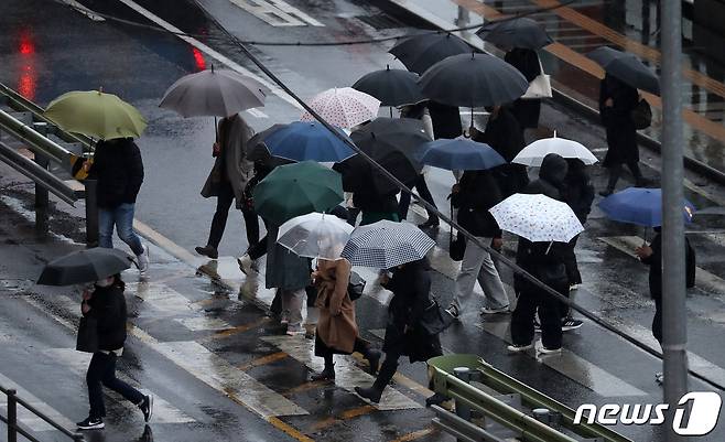 비가 내리던 지난 1월13일 오전 서울역에서 우산을 쓴 시민들이 출근길을 재촉하고 있다. 2023.1.13/뉴스1 ⓒ News1 김진환 기자