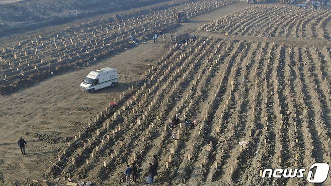 13일(현지시간) 튀르키예 하타이주 안타키아 외곽에 지진 피해 희생자 임시 공동묘지가 마련돼 있다. 튀르키예 재난위기관리청(AFAD)은 12일(이하 현지시간) 튀르키예와 시리아에서 파악한 사망자 수가 3만3179명에 달했다고 전했다. 2023.2.13/뉴스1 ⓒ News1 김도우 기자