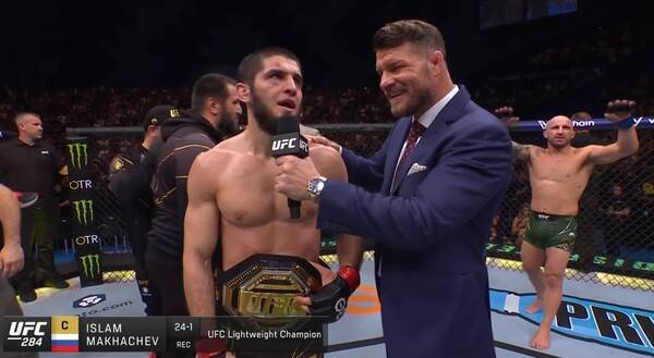 마카체프의 인터뷰 때 야유를 보내는 홈팬들을 말리는 볼카노프스키.ⓒ티빙