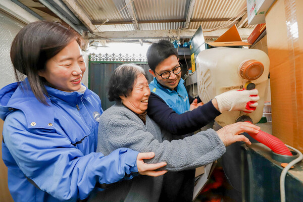 KT&G복지재단 관계자들이 서울 강북구 미아동의 한 가정을 방문해 난방연료를 지급하고 있는 모습