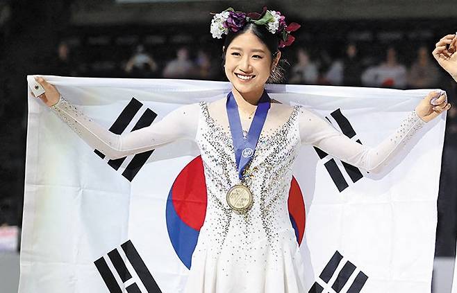 피겨신성 17세 이해인 - 지난 11일 ISU 4대륙 피겨스케이팅 선수권 금메달을 목에 걸고 태극기를 든 이해인. /USA투데이 연합뉴스