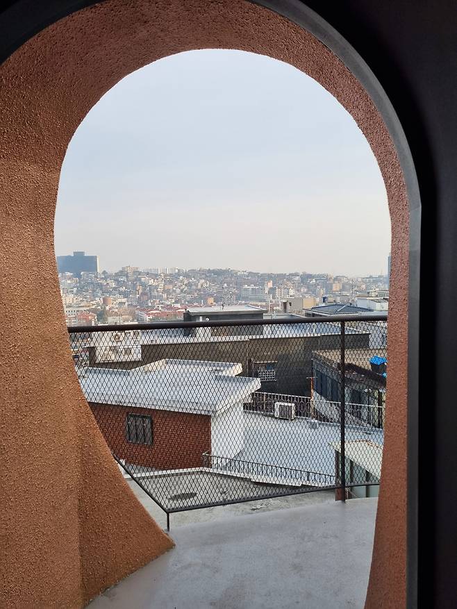 블랙홀 같은 계단을 끝까지 올라가면 펼쳐지는 탁 트인 전망. /김미리 기자