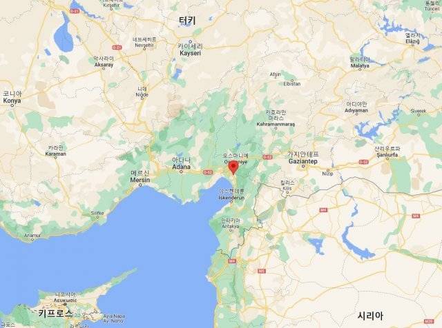 화살표로 표시된 곳이 튀르키예 남동부 하타이주 에르진 지역이다. 구글 지도