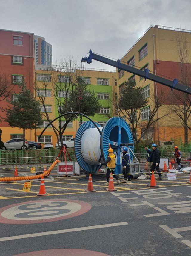 경기 안양시 평촌동 부림초등학교와 부림중 사이 왕복 4차로 길 밑으로 LG유플러스 IDC에 전력을 공급할 특고압선이 들어가고 있다. 주민 제공