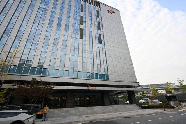 지난해 10월 화재가 발생한 경기 성남시 분당구 SK C&C 데이터센터에도 카카오를 비롯해 네이버 등 외부 고객사의 서버가 입점해 있었다. 최주연 기자