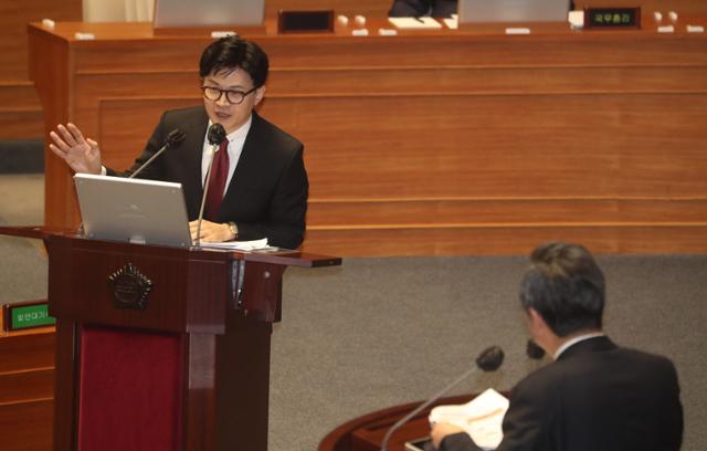 한동훈(왼쪽) 법무부 장관이 6일 오후 서울 여의도 국회에서 열린 제403회 국회(임시회) 제2차 본회의에서 정청래 더불어민주당 의원의 질문에 답하고 있다. 뉴시스