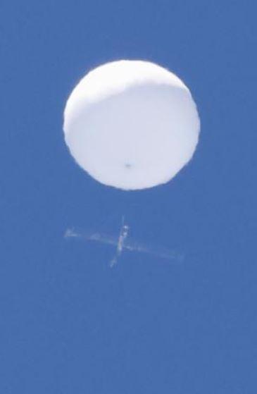 2020년 6월 일본 미야기현 센다이시 상공에서 목격된 하얀 물체. 미군이 '중국 정찰풍선'이라며 6일 격추한 비행 물체의 형태와 거의 비슷하다.
