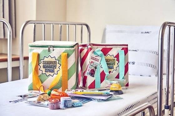 시몬스가 지난해 10월 삼성서울병원 소아·청소년 환아에게 선물한 굿즈(상품) 세트로, 시몬스가 기획한 문구용품들이 담겨 있다. 사진 시몬스.