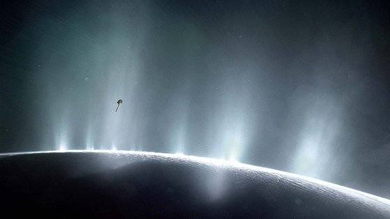 엔셀라두스 남극에서 수증기 등이 밝게 빛나며 분출되고 있다. 이 분출이 토성 자기장에 영향을 줘 토성의 다섯 번째 고리를 만들었다. [사진 NASA]