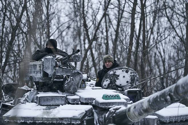 12일(현지시간) 우크라이나 동부 도네츠크주 바흐무트에서 우크라이나군의 전차가 최전방으로 이동하고 있다. AP연합뉴스