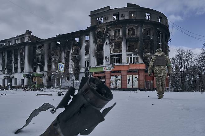12일(현지시간) 러시아군의 포격으로 피해를 입은 우크라이나 도네츠크주 바흐무트의 한 거리를 우크라이나 군인이 걷고 있다. AP연합뉴스
