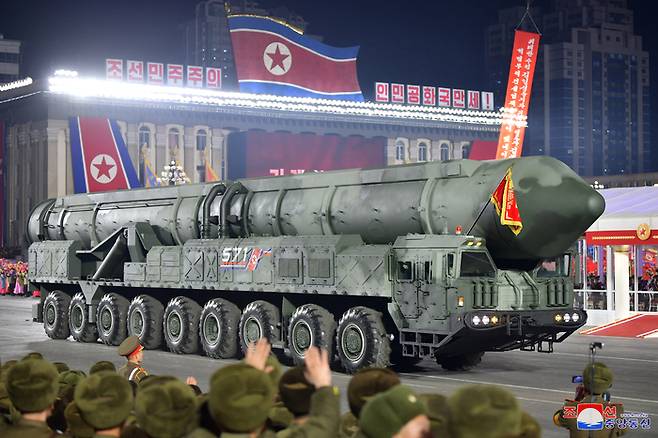 북한이 지난 8일 인민군 창건 75주년을 맞아 평양 김일성광장에서 열린 열병식에 고체연료 대륙간탄도미사일(ICBM)로 추정되는 신무기를 공개했다. 조선중앙통신|연합뉴스