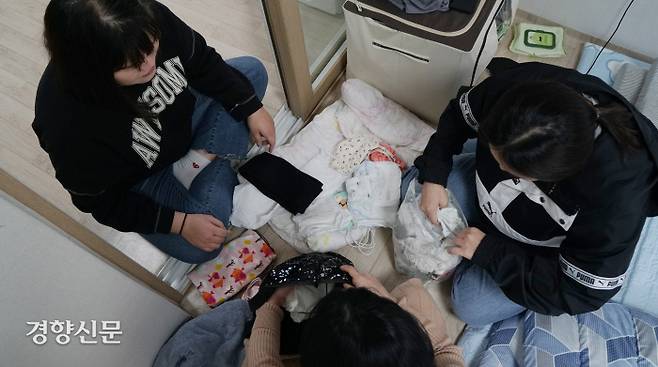김혜진씨(왼쪽)와 유보라씨가 지난 9일 충북 청주 미혼모자가족복지시설에서 출산을 앞둔 비혼모와 함께 입원 시 필요한 준비물을 챙기고 있다. 윤기은 기자