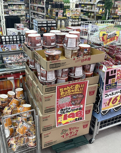 ‘야키소바 불닭볶음면’이 일본 현지 매장에 진열된 모습. 삼양식품 제공