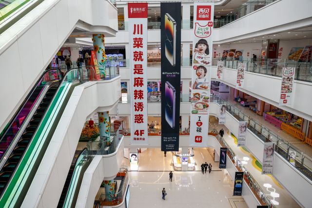 지난 8일 중국 베이징의 한 대형 쇼핑몰에 애플 아이폰 14 프로 광고가 걸려 있다. EPA연합뉴스