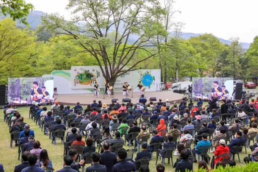 양평군이 용문산 산나물축제를 4년 만에 전면 대면 축제로 개최한다. 사진은 지난 2019년 열린 용문산 산나물축제 개막식. 양평군 제공 