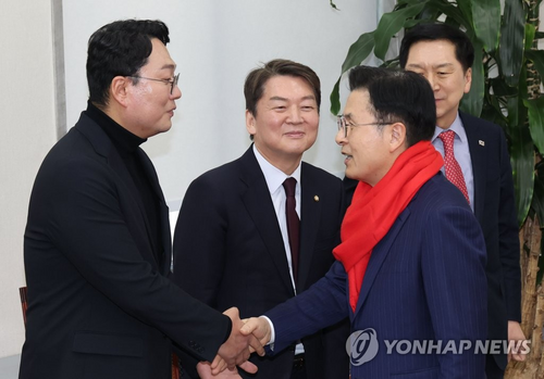 인사하는 황교안 국민의힘 당대표 후보와 천하람  후보 [연합뉴스]