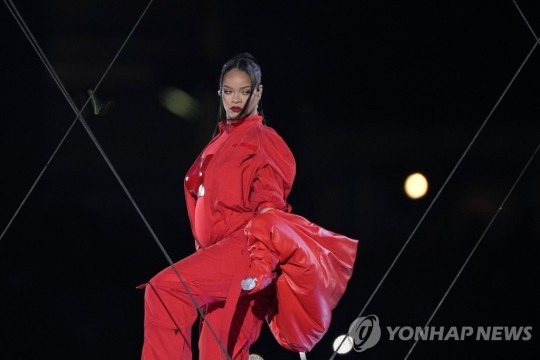 리아나가 12일 제57회 NFL 결승전 슈퍼볼 하프타임 공연 무대에 올랐다. 사진|AP연합뉴스