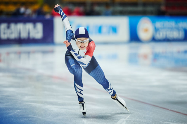 김민선이 2022-23 스피드스케이팅 5차 월드컵 500m 우승 주행을 하고 있다. 사진=국제빙상연맹 공식 홈페이지