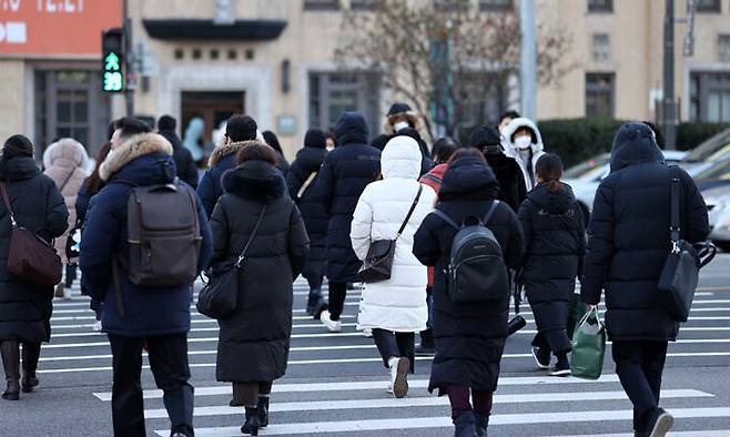 서울 세종대로 사거리에서 시민들이 출근길을 재촉하고 있다. 연합뉴스