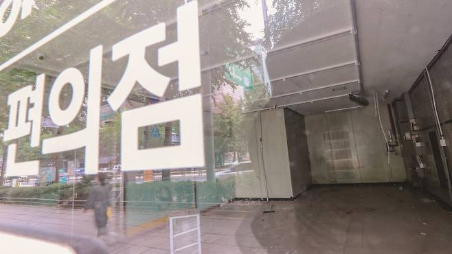 편의점은 손쉽게 창업할 수 있지만 위약금 부담이 커서 폐업이 쉽지 않다.[사진=연합뉴스]