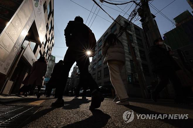 점심시간 서울 서초동에서 시민들이 길을 걷고 있다. [연합뉴스 자료사진]