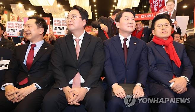 제주 합동연설회 참석한 국민의힘 당대표 후보 (제주=연합뉴스) 백승렬 기자 = 국민의힘 김기현·천하람·안철수·황교안 당대표 후보가 13일 제주도 제주시 퍼시픽호텔에서 열린 '힘내라! 대한민국 - 제3차 전당대회 제주 합동연설회'에 참석해 대화를 나누며 자리에 앉아 있다. 2023.2.13 srbaek@yna.co.kr