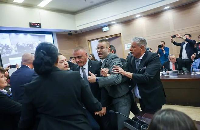 이스라엘 정부가 주도하는 사법부 무력화 입법에 반대하다가 끌려 나가는 야당 의원 [예루살렘 포스트 홈페이지 캡처. 재판매 및 DB 금지]