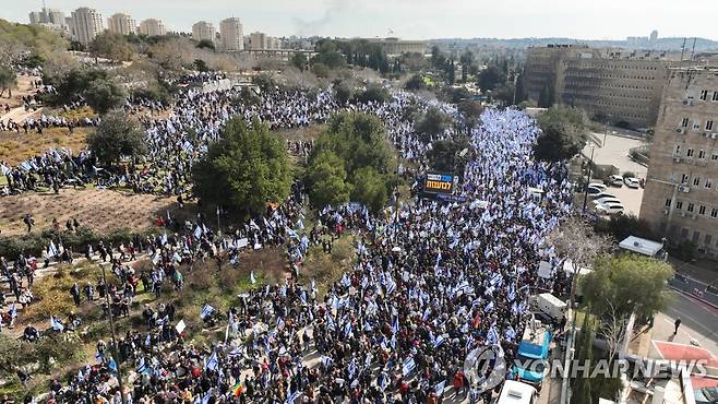 이스라엘 의사당 앞에서 사법부 무력화 입법에 반대하는 시민들. [로이터 연합뉴스 자료사진. 재판매 및 DB 금지]