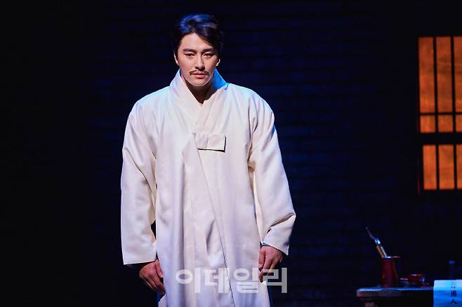 뮤지컬 ‘영웅’에서 안중근 역을 맡은 배우 민우혁이 넘버 ‘장부가’를 부르며 열연하고 있다. (사진=에이콤)