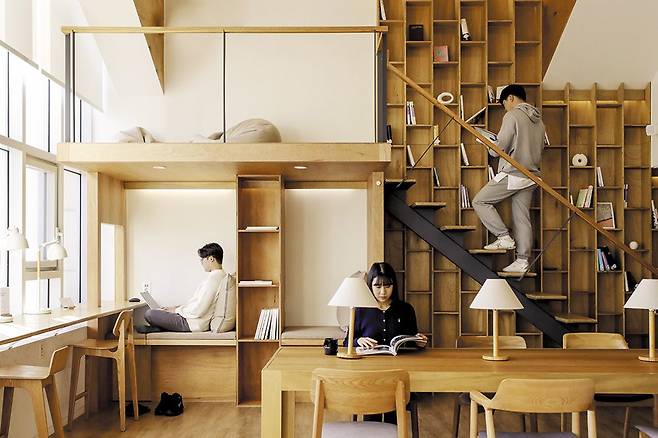 방은 각자 쓰고 거실·주방 등 공용부는 다른 입주민들과 함께 쓰는 '공유 주거'를 선택하는 2030 직장인이 늘고 있다. 임차료 부담이 적은 데다 기업형이어서 보증금을 떼일 우려도 적기 때문이다. 사진은 홈즈컴퍼니의 공유 주거 주택 '선정릉 홈즈스튜디오'. /홈즈컴퍼니