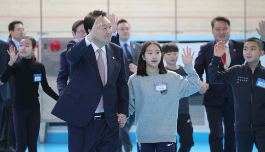 윤석열 대통령이 14일 충북 진천선수촌에서 열린 2023 대한민국 체육비전 보고회에서 이승수(탁구), 서승민(바이애슬론), 황지이(레슬링), 이지윤(빙상) 등 체육 꿈나무 선수들과 손을 잡고 입장하고 있다. 대통령실통신사진기자단=연합뉴스