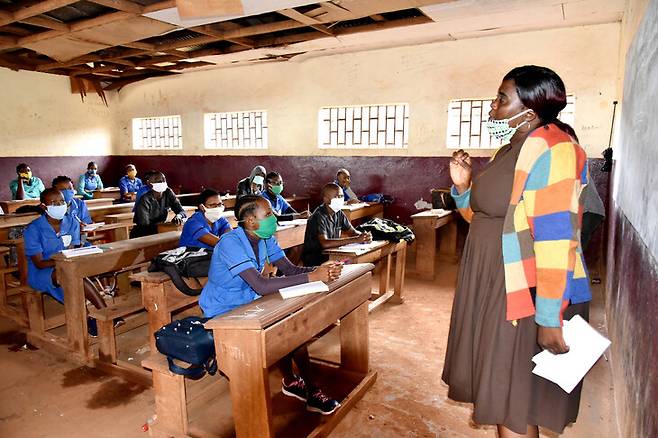 카메룬의 수도 야운데에서 학생들이 코로나19 감염 예방을 위해 마스크를 쓴 채 수업을 받고 있다. 야운데/신화 연합뉴스