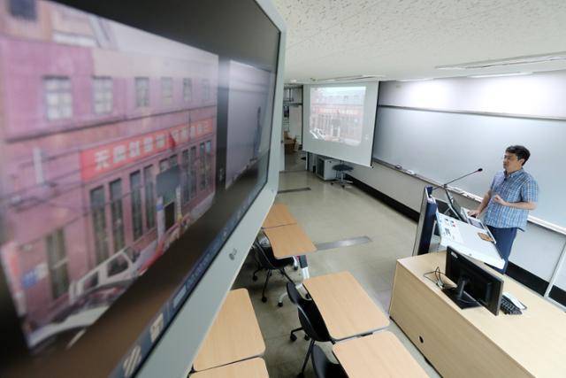 2020년 8월 경기 용인시 단국대 죽전캠퍼스 내 자동녹화강의실에서 자유교양대학 박성순 교수가 사회적 거리두기 2단계 강화 조치에 따른 비대면 수업을 준비하고 있다. 뉴스1