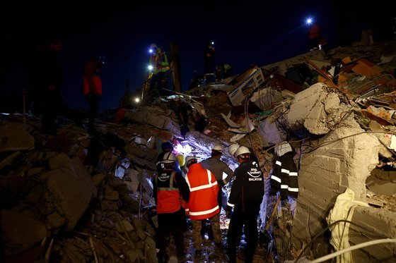 12일 튀르키예 아디야만에서 구조대원들이 무너진 건물 잔해 아래 깔린 생존자 수색 작업을 벌이고 있다. EPA=연합뉴스