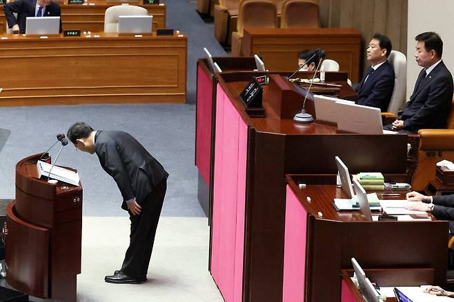 연설에 앞서 의원들을 향해 인사하는 주호영 원내대표. 장진영 기자
