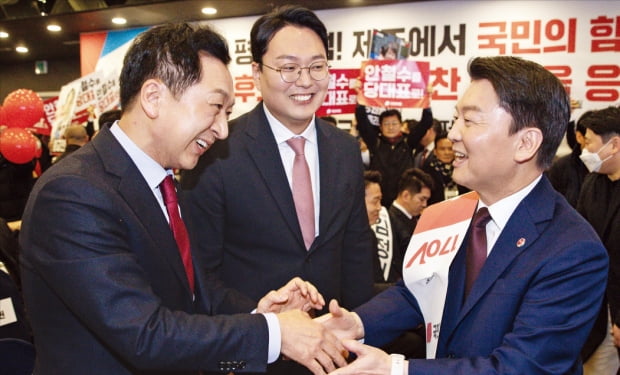 국민의힘 당 대표 선거에 출마한 김기현(왼쪽부터), 천하람, 안철수 후보가 13일 제주 퍼시픽호텔에서 열린 제3차 전당대회 제주 합동연설회에서 인사를 나누고 있다.  뉴스1