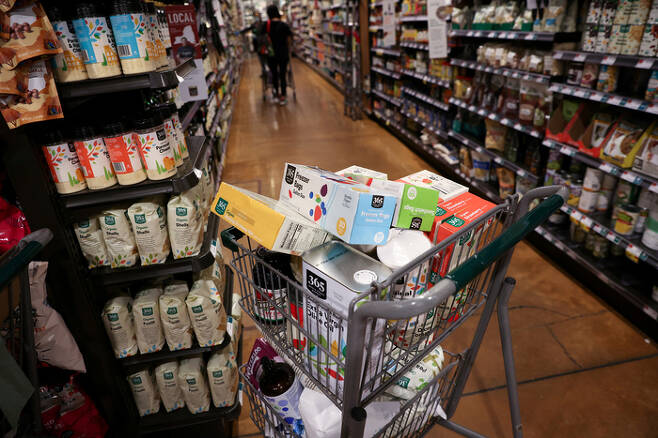 지난해 6월 10일(현지시간) 미국 뉴욕 맨해튼의 한 슈퍼마켓에서 쇼핑 카트에 물건이 쌓여 있다.  로이터연합뉴스