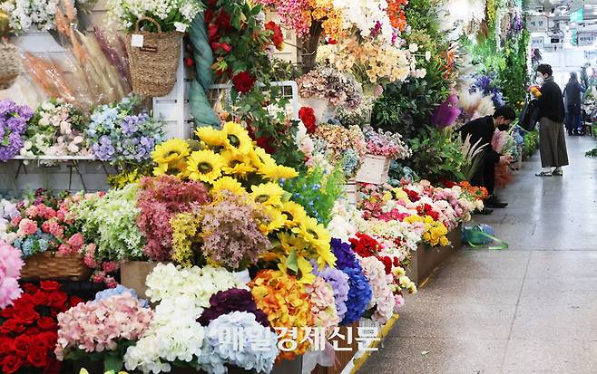 13일 남대문 곷시장이 한산 하다.
거리 두기가 해제되고  발렌타인 데이와, 각 학교의 졸업식에 정상적으로 열리면서 꽃 수요가 증가해 꽃다발이 최소 5~6만 원대 판매가가 형성되는 등 소비자들의 부담이 가중되고 있다.
이는 꽃을 재배하기 위한 난방비와 기타 재료비가 상승하고 꽃 수요도 급증해 나오는 현상으로 1년 새 장미 경매가격은 85% 상승했고, 봄을 알리는 꽃인 프리지어도 30% 올랐다. 2023.2.13[이충우기자]