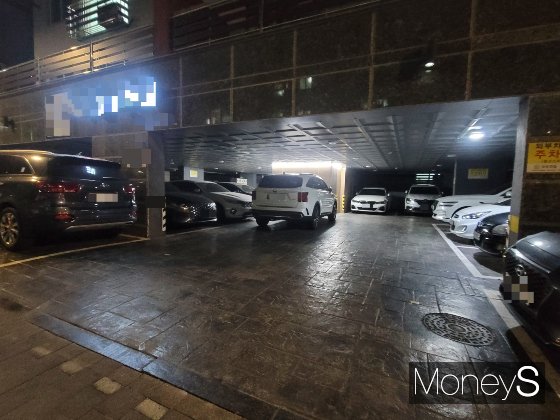 서울 화곡동에 있는 한 빌라. 오후 8시가 넘어가자 주차칸은 차들로 빽빽하다. 이중 주차를 한 차도 보인다. /사진=신유진 기자