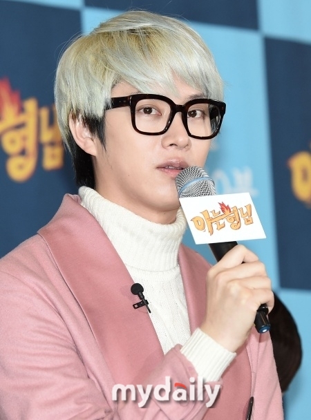 Its a vague apology.Kim Hee-chul (39), a member of the group Super Junior, said in an apology, I apologize for the harsh abuse and vulgar expressions, apart from the right and wrong of my thoughts, and for showing Naeronambul.I am most sorry for the fans who have been hurt by the controversy I have made once again, he said to the fans. I will not be involved in any controversy in the future.However, Kim Hee-chul said, I do not think its wrong to look back on school violence and certain sites.What happened? I will leave the right and wrong of my thoughts. What is Kim Hee-chuls my thoughts? What is this thing that he mentioned to his fans that this is the last time?The biggest problem with Kim Hee-chuls apology is that he can not know what the situation is after reading this. The basis of the apology is to reveal what kind of mistake it is.We should clarify what happened and what was wrong with what we said.Kim Hee-chul stated that the remarks he thought were not wrong were school violence and specific sites, and it is responsible to clarify the remarks he thought were wrong.Now you know that Kim Hee-chul is not just doing this because he has rough abuse and vulgar expression.Kim Hee-chul did not comment in her apology, but the controversy stems from comments she made on live internet broadcasts.In addition to school violence, Kim Hee-chul poured out unfiltered remarks about the Kangin incident, the Japanese boycott, and the absence of the Super Junior schedule, which were members of the same Super Junior.Kim Hee-chul is a popular star with many fans around the world, like the nickname space star. It is important to keep in mind the impact of his comments and actions.If you want to criticize someone, you should use mature words and actions to point them out and urge them to reflect on themselves.Dont you also know the impact that reckless abuse will have on fans?