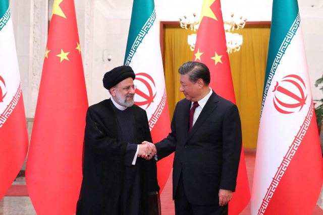 시진핑(오른쪽) 중국 국가주석이 14일 베이징에서 이날 방중한 세예드 에브라힘 라이시 이란 대통령과 만나 악수하고 있다. AFP연합뉴스