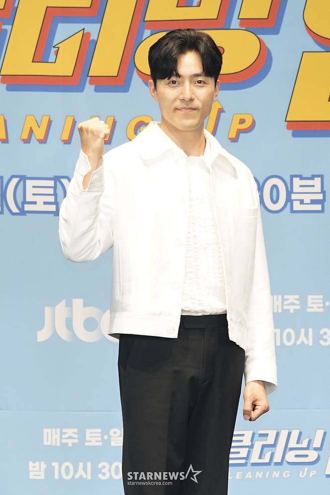 배우 이무생이 2일 오후 온라인 생중계로 진행된 JTBC 새 토일드라마 '클리닝 업' 제작발표회에 참석해 포즈를 취하고 있다.  우연히 듣게 된 내부자거래 정보로 주식 전쟁에 뛰어든 증권사 미화원 언니들의 예측불허 인생 상한가 도전기 '클리닝 업'은 오는 4일 첫 방송된다. /사진제공=JTBC 2022.06.02 /사진=이동훈 기자 photoguy@