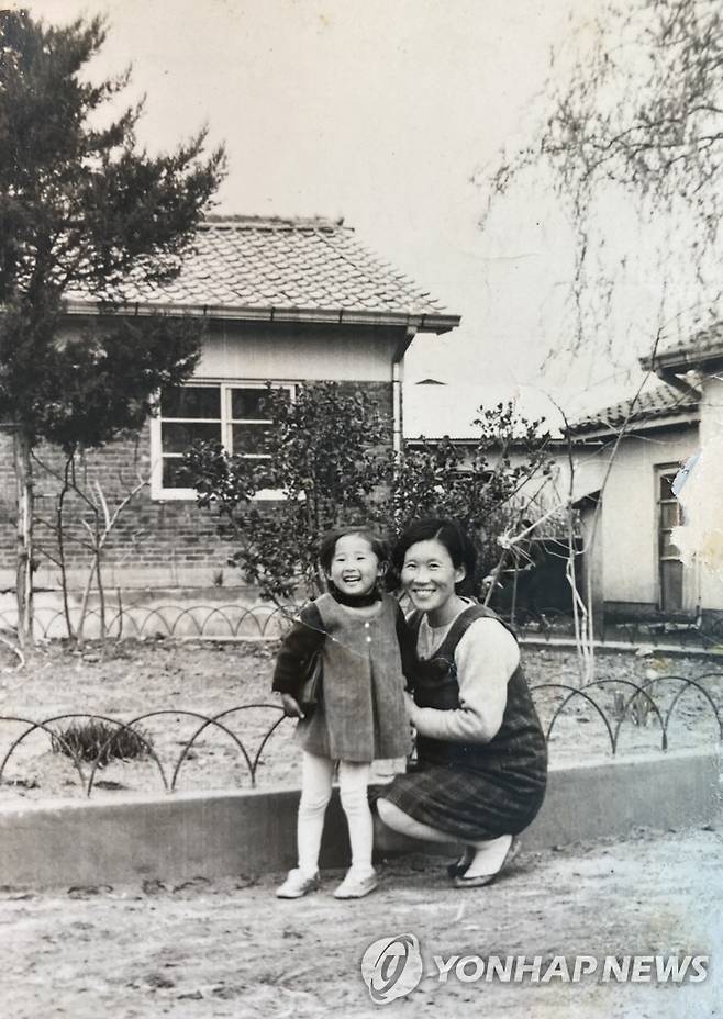 어린 시절 나희덕과 어머니, 에덴 보육원 정원에서 [본인 제공]