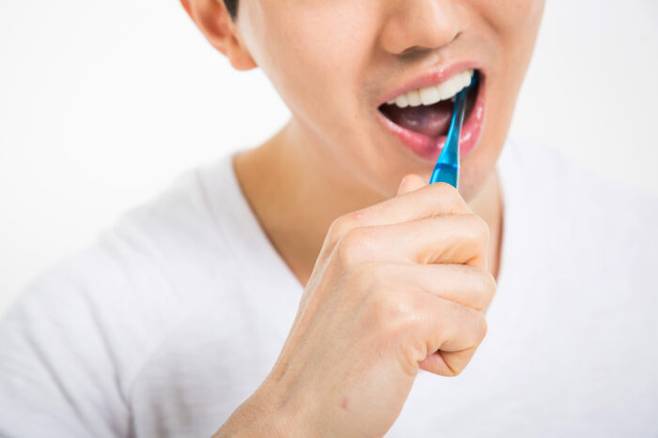 지나친 양치질은 치아를 예민하게 하고, 잇몸을 약하게 만든다. 특히 양치질 중 잇몸을 약하게 해서 오히려 잇몸 질환을 유발한다. [사진=클립아트코리아]