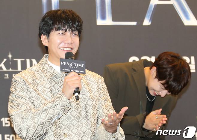 배우 이승기가 15일 서울 마포구 스탠포드호텔에서 열린 JTBC 예능 프로그램 '피크타임' 제작발표회에서 헤어스타일에 대한 취재진 질문에 답하고 있다. ‘피크타임’은 무대가 절실한 현역 아이돌부터 빛을 보지 못한 경단(경력단절), 해체돌까지 다시 한 번 무대에 올라 뜨거운 경쟁을 벌이는 팀전 서바이벌이다. 2023.2.15/뉴스1 ⓒ News1 권현진 기자